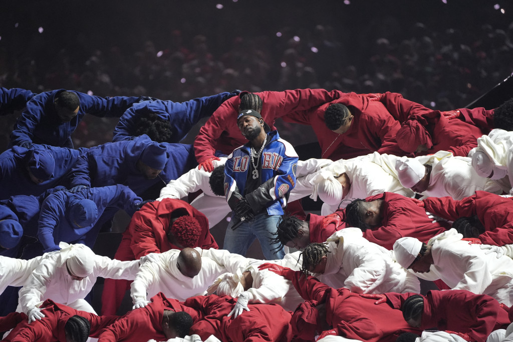 De Amerikaanse rapper Kendrick Lamar tijdens de Halftimeshow van de Super Bowl.