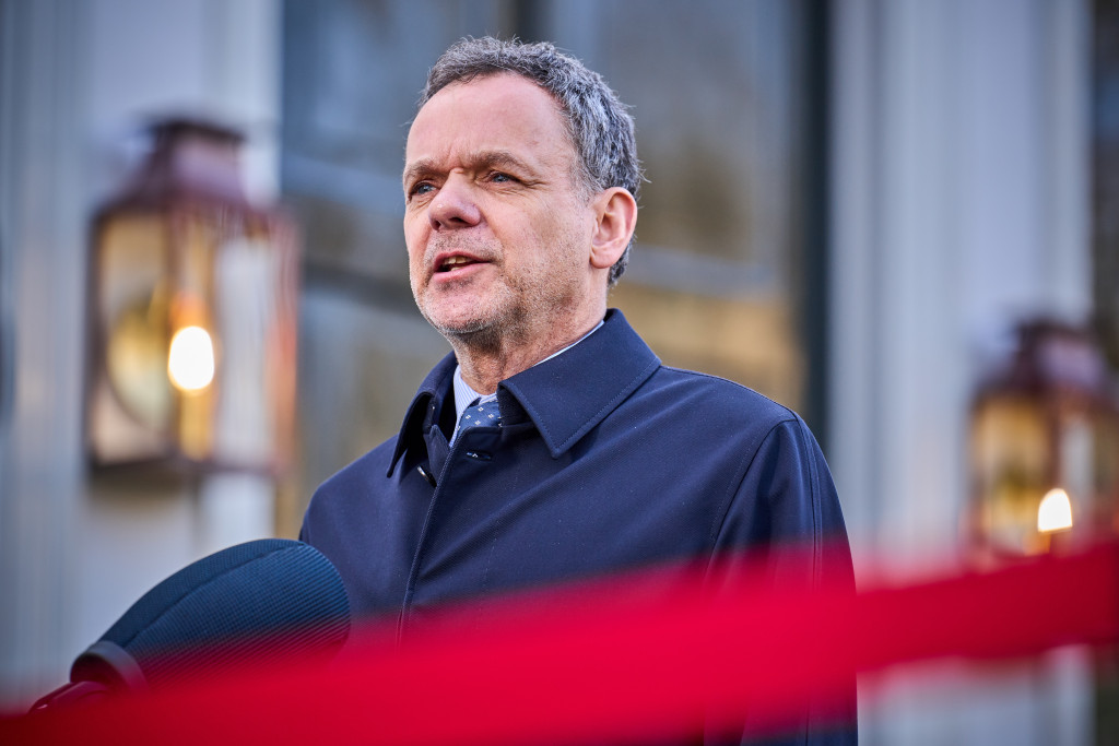 Caspar Veldkamp, minister van Buitenlandse Zaken, komt aan voor de ministerraad.