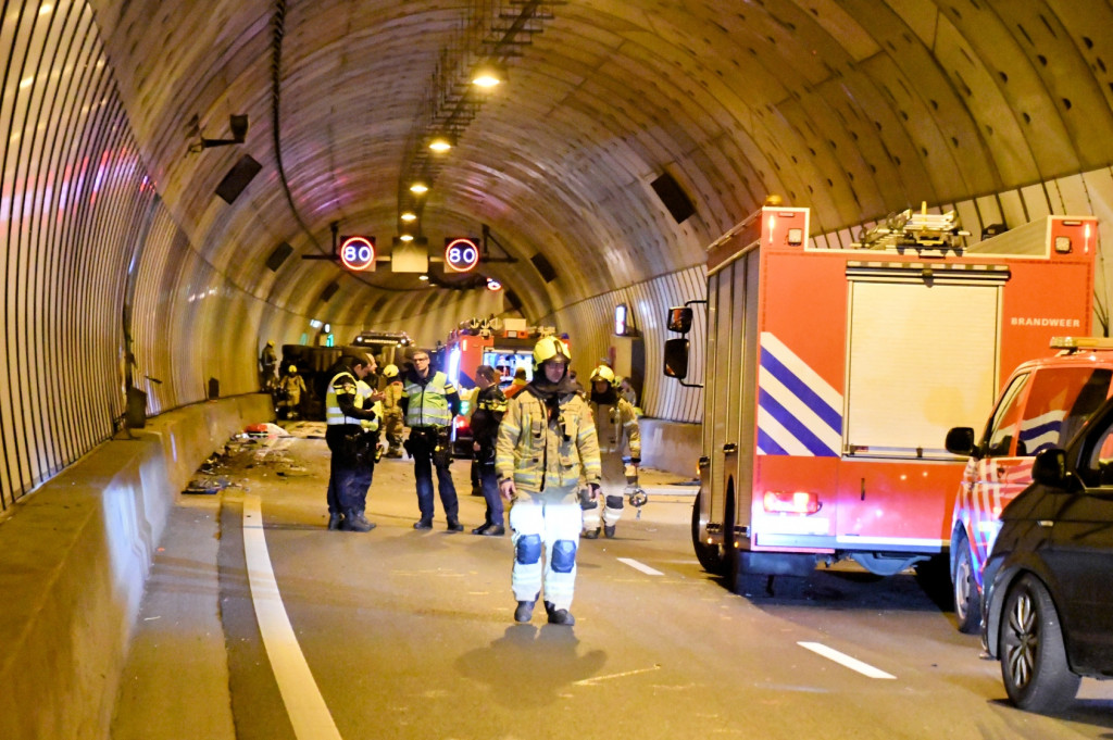 Hulpdiensten in de Sluiskiltunnel in Zeeland, waar een dodelijk verkeersongeluk heeft plaatsgevonden.