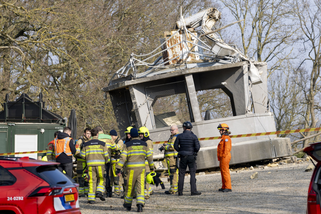 Reddingswerkers bij de Wilhelminatoren in Valkenburg die is ingestort.