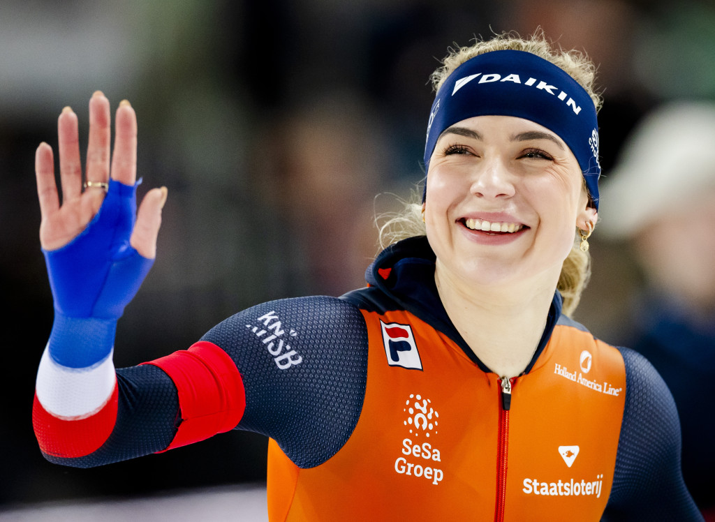 Joy Beune na het winnen van de 1500 meter vrouwen op de laatste dag van het WK afstanden in het Noorse Hamar.