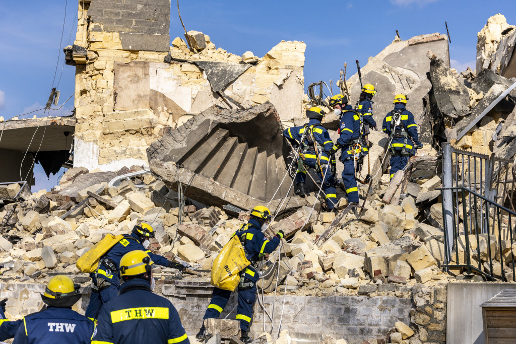 Hulpdiensten bij de Wilhelminatoren in Valkenburg die is ingestort.