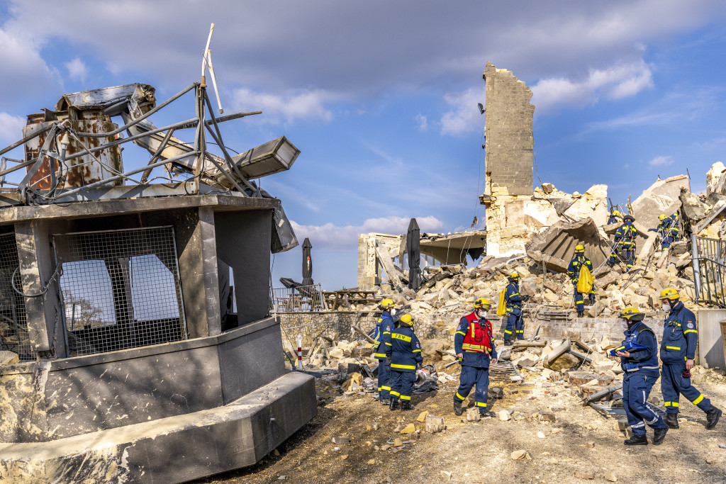 Hulpdiensten bij de Wilhelminatoren in Valkenburg die is ingestort.