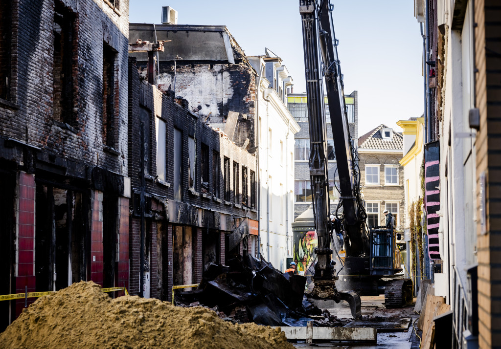 De gedeeltelijk gesloopte gevels van een aantal panden in de Varkensstraat, nadat die beschadigd raakten bij een grote brand.