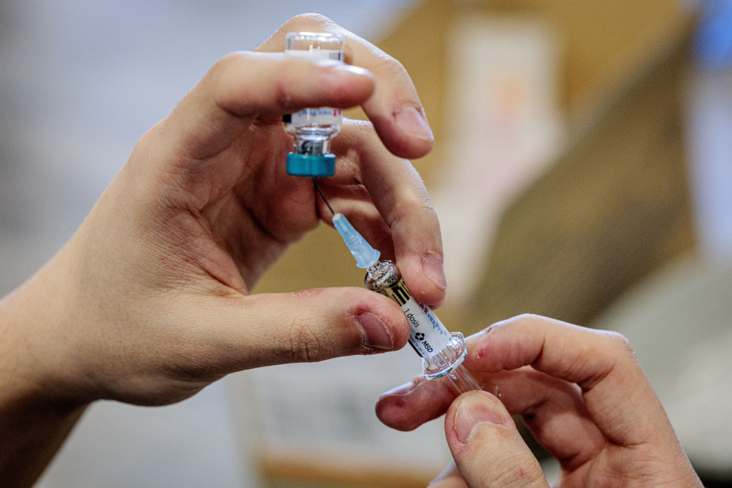 Een BMR-vaccinatie, die kinderen moet beschermen tegen de bof, de mazelen en rode hond, op een vaccinatielocatie van de GGD Noord- en Oost-Gelderland.
