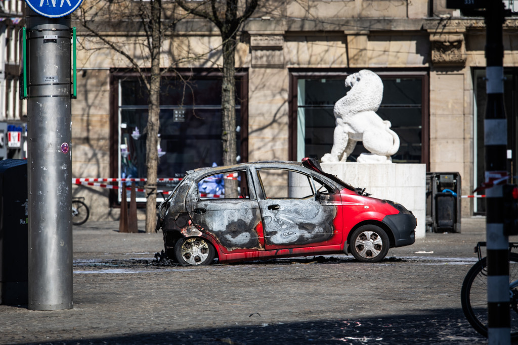 Op de Dam is vlak bij het Nationaal Monument een auto uitgebrand.