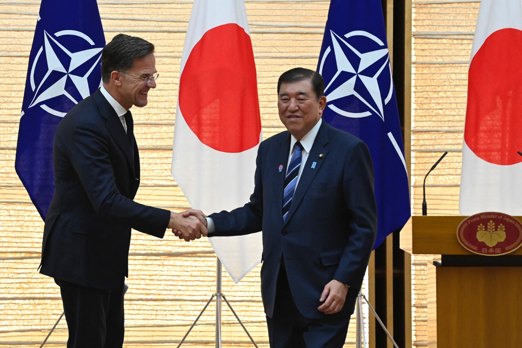 NAVO-chef Mark Rutte met de Japanse premier Shigeru Ishiba.