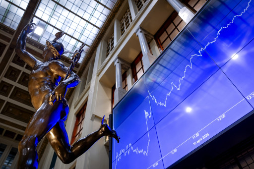 Overzicht van de beursvloer van de Euronext AEX-index op het Damrak.