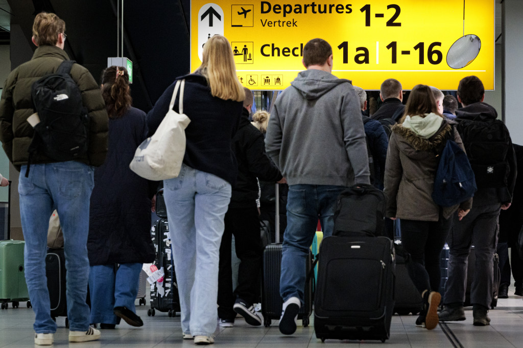 Reizigers op Schiphol aan het begin van de meivakantie.