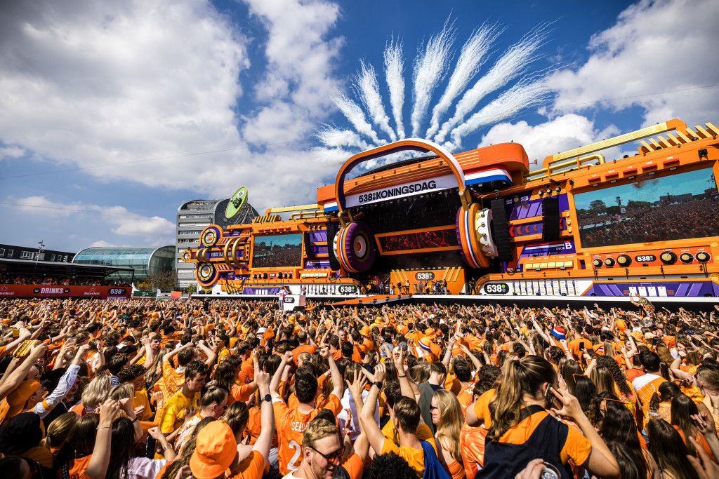 Bezoekers tijdens het Koningsdagfeest van Radio 538 op het Chasseveld.