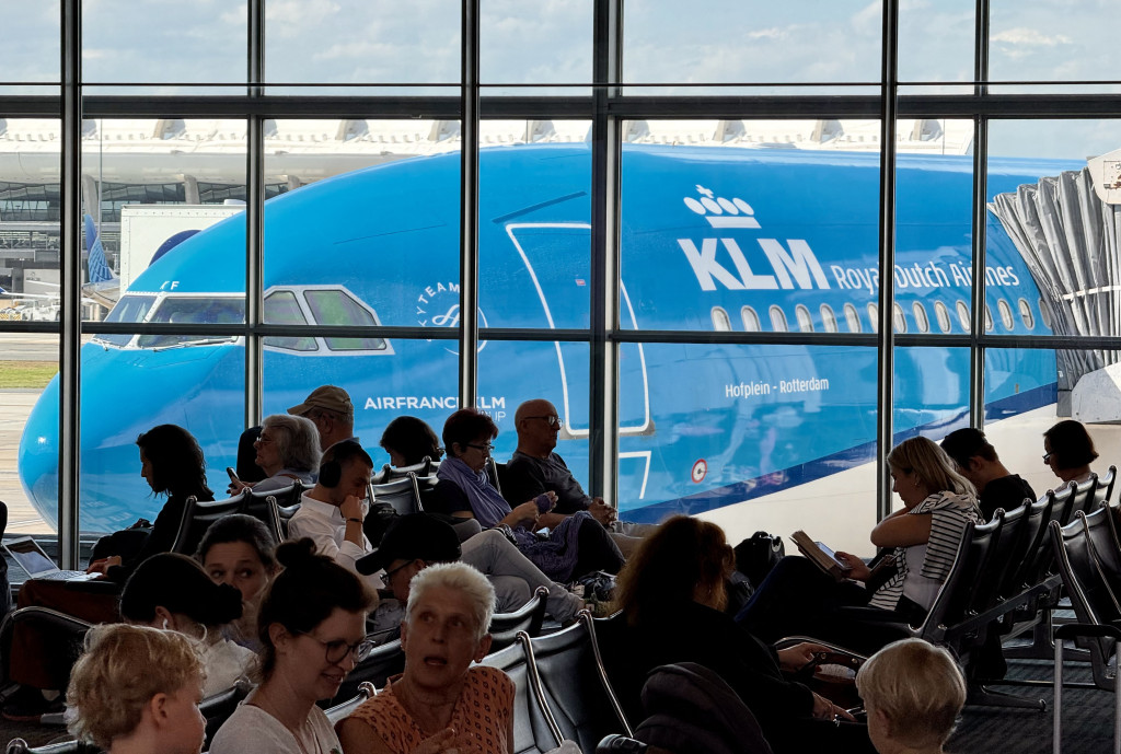 Een KLM-toestel bij de gate.