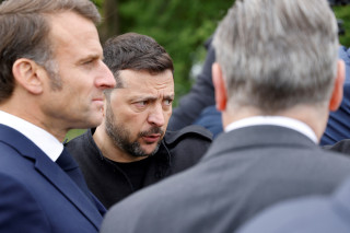 Emmanuel Macron (Franse president), Volodimir Zelenski (Oekraïense president) en Keir Starmer (premier VK) in Kiev.