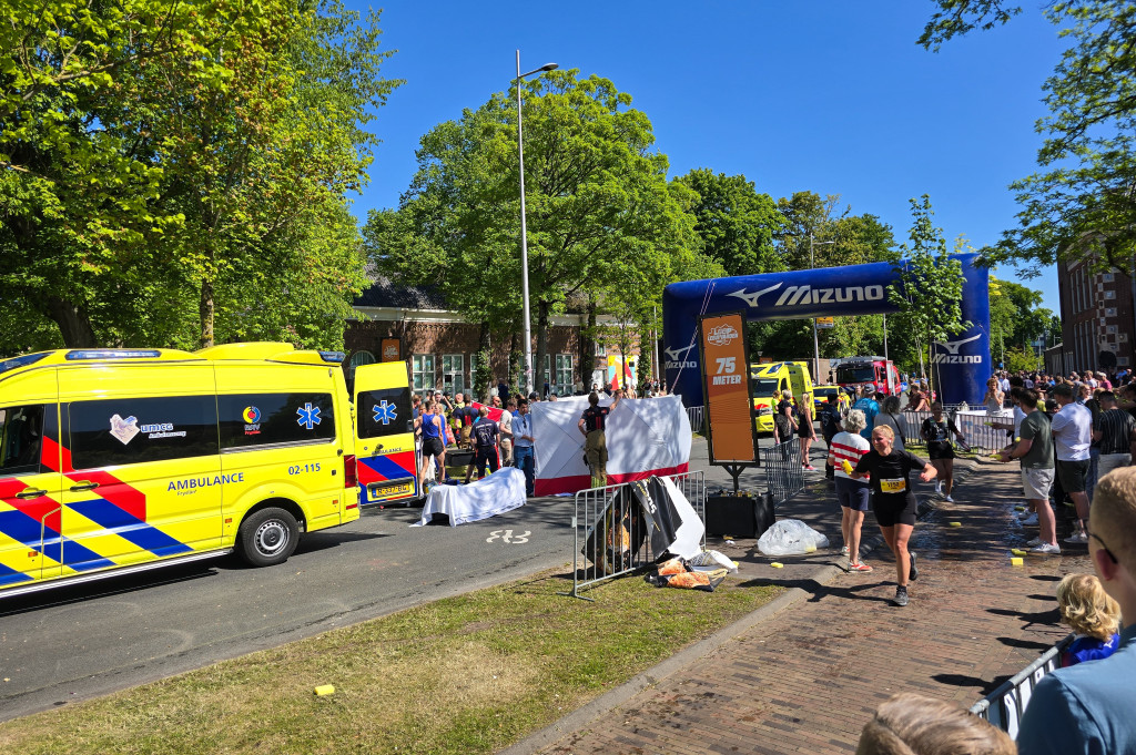 Hulpdiensten tijdens het hardloopevenement LOOP. De hardloopwedstrijd in de Friese hoofdstad is afgelast om druk op medische zorg.