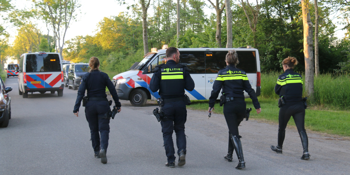 Meer dan honderd mensen zoeken rond Beerta naar Jeffrey (10) en Emma (8)