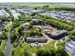 Dronefoto van de Zuid-Hollandse woonlocatie De Akker, onderdeel van zorggroep Sirjon.