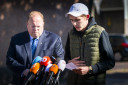 Roel Rubertus, halfbroer van de kinderen, tijdens een verklaring van de familie van de vermiste Jeffrey en Emma bij het gemeentehuis van Delfzijl.