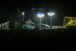 In het water aan de Renselweg in Winschoten is een auto gevonden tijdens een zoekactie naar de vermiste Jeffrey en Emma.