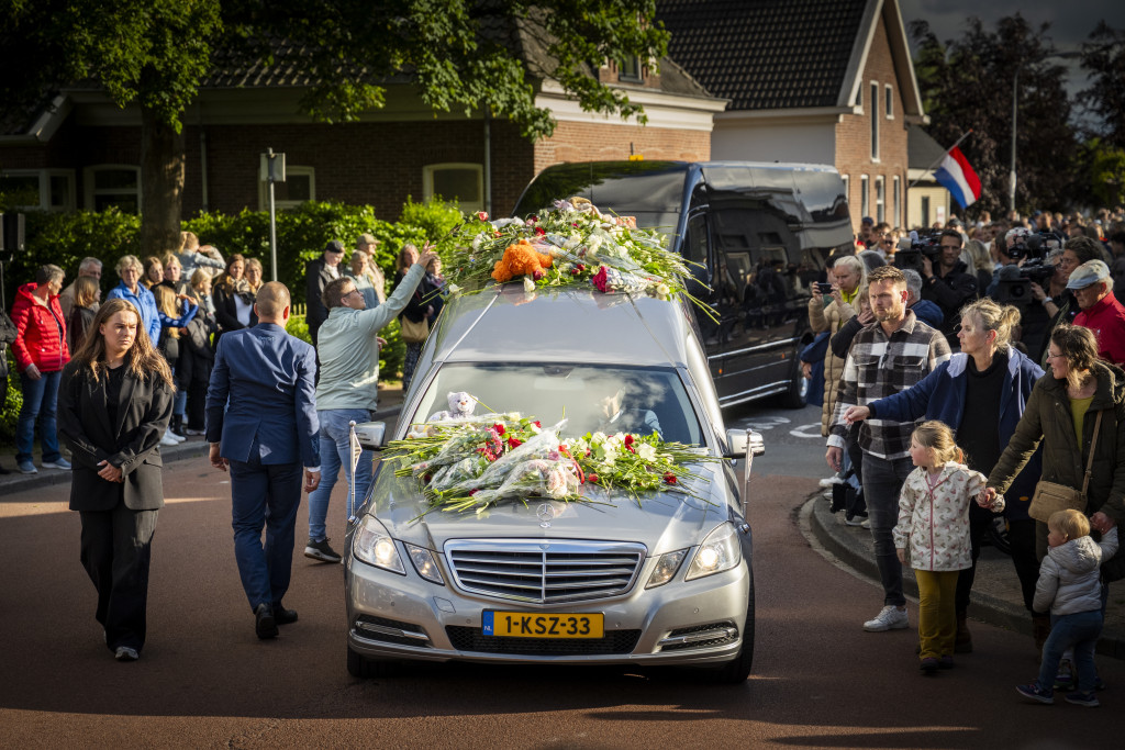 De rouwauto met daarin de lichamen van Jeffrey en Emma tijdens een herdenkingstocht ter nagedachtenis aan de kinderen.