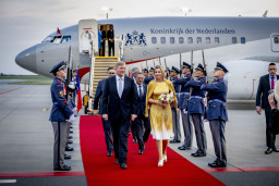 Koning Willem-Alexander en koningin Máxima zijn aangekomen op luchthaven Václav Havel Praag.