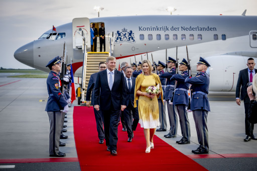 Koning Willem-Alexander en koningin Máxima zijn aangekomen op luchthaven Václav Havel Praag.