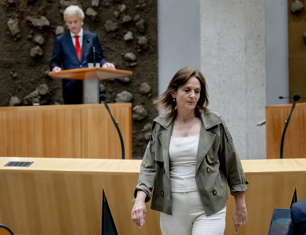 Nicolien van Vroonhoven (NSC) en Geert Wilders (PVV) tijdens een debat in de Tweede Kamer over de val van het kabinet.