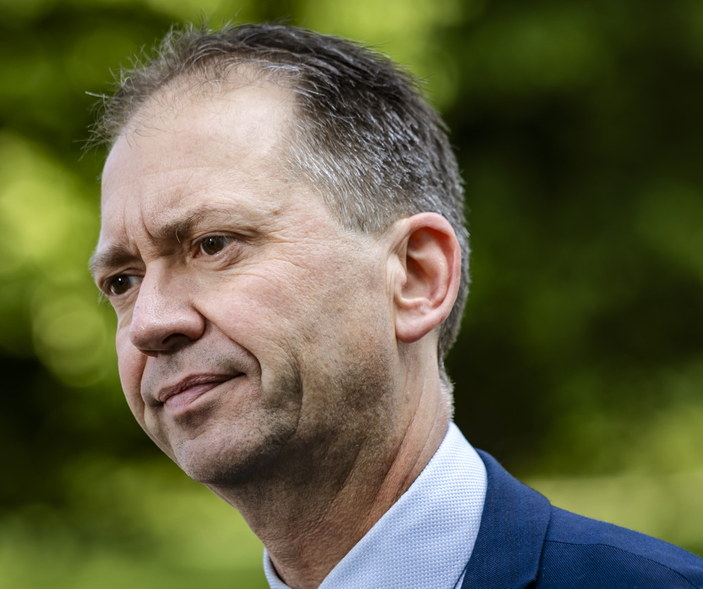 Eddy van Hijum, demissionair minister van Sociale Zaken en Werkgelegenheid, arriveert bij het Catshuis voor de ministerraad.