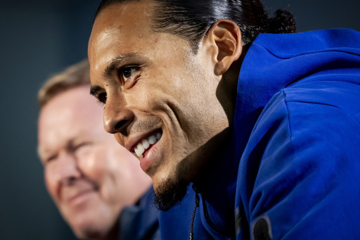 Bondscoach Ronald Koeman en Virgil van Dijk tijdens een persconferentie op de KNVB Campus.
