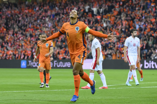 Aanvoerder Virgil van Dijk na zijn goal in Groningen.