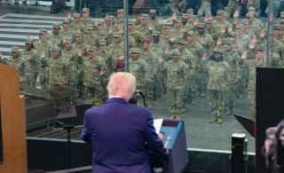 Donald Trump tijdens de militaire parade.