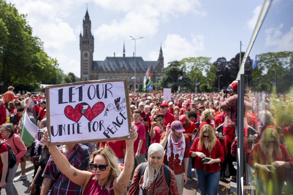 Actievoerders lopen door het centrum, tijdens een demonstratie tegen het geweld in Gaza.