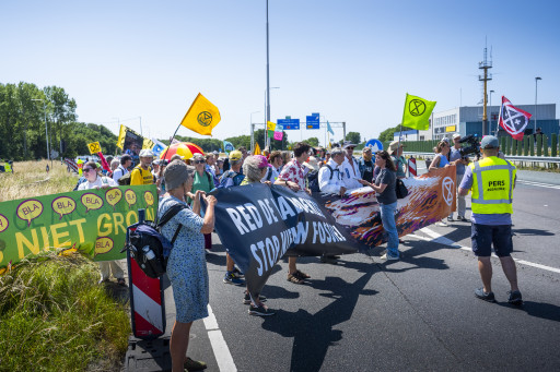 Leden van Extinction Rebellion en Scientist Rebellion blokkeren de Afsluitdijk uit protest tegen nieuwe gasboringen onder de Waddenzee en de Noordzee.