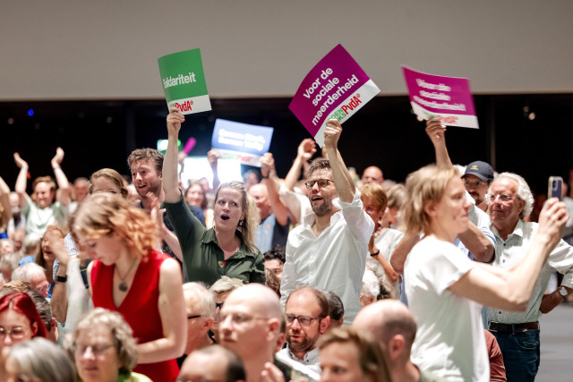 Sfeer op het ledencongres van GroenLinks en de PvdA in het NBC Congrescentrum.