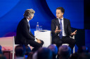 Benedikt Franke, vicepresident en CEO van de veiligheidsconferentie van München en Mark Rutte, secretaris-generaal van de NAVO, spreekt in het Public Forum tijdens de NAVO-top in het World Forum Den Haag.
