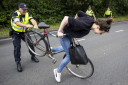 Demonstranten van Extinction Rebellion (XR) protesteren tijdens de NAVO-top door de A12 te blokkeren.