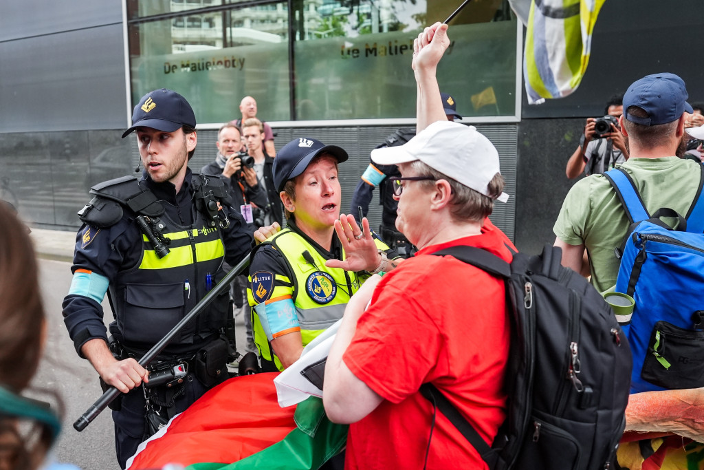 Demonstranten van Extinction Rebellion (XR) protesteren tijdens de NAVO-top door de weg bij de A12 te blokkeren.