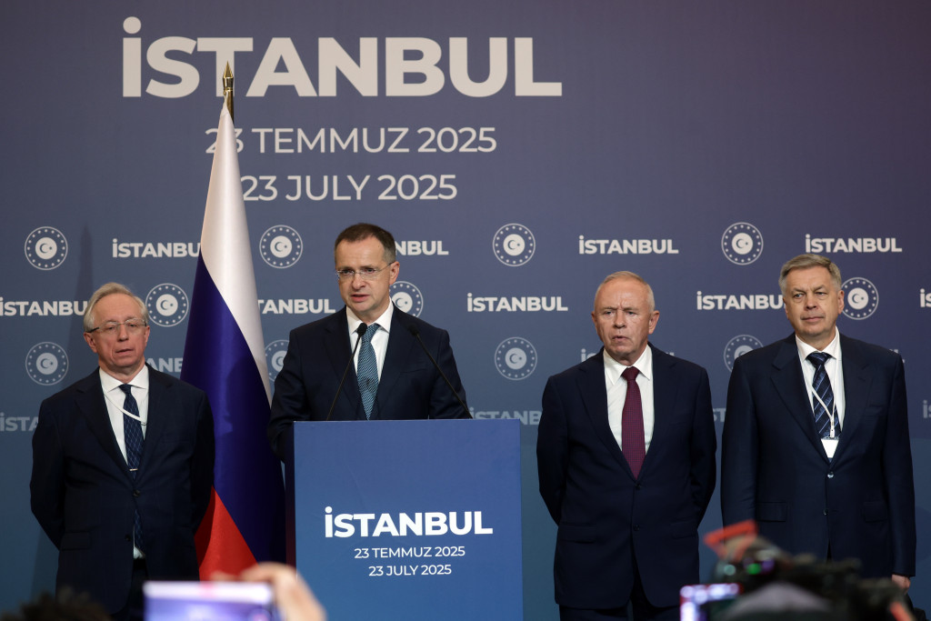 Delegaties van Oekraïne en Rusland in Istanboel.