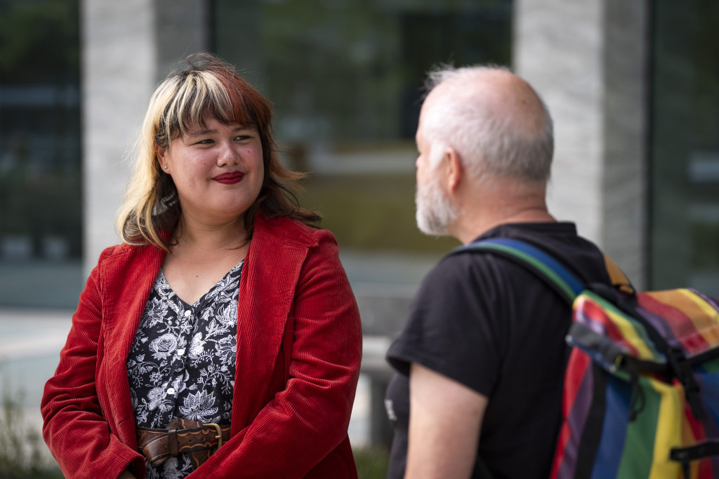 Veronica Clifford-Carlos en Sandro Kortekaas (voorzitter LGBT Asylum Support) buiten de rechtbank, waar haar afgewezen asielverzoek wordt behandeld. De transgender vrouw ontvluchtte de Verenigde Staten om het beleid van president Trump. De Amerikaanse krijgt echter geen asiel, omdat Nederland de VS voor alle groepen als veilig land beschouwt.