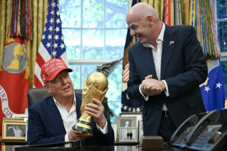 Trump en Infantino in Oval Office.