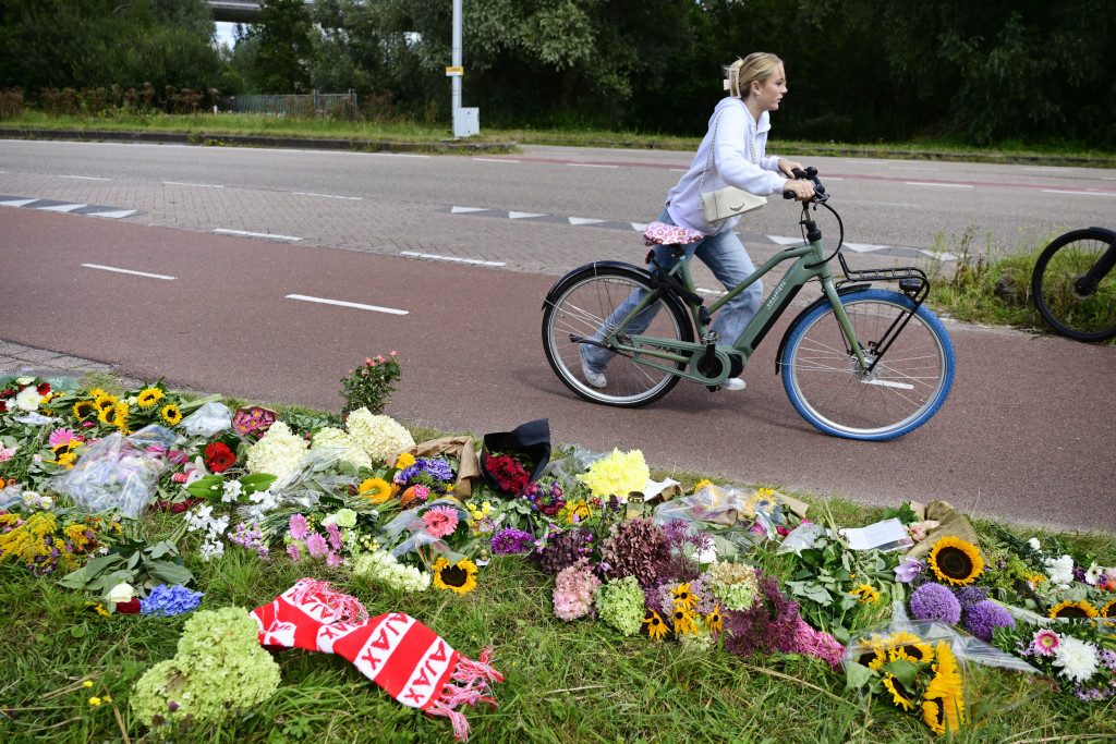 Bloemen en steunbetuigingen langs de Holterbergweg voor de in Amsterdam omgebrachte Lisa (17) uit Abcoude.