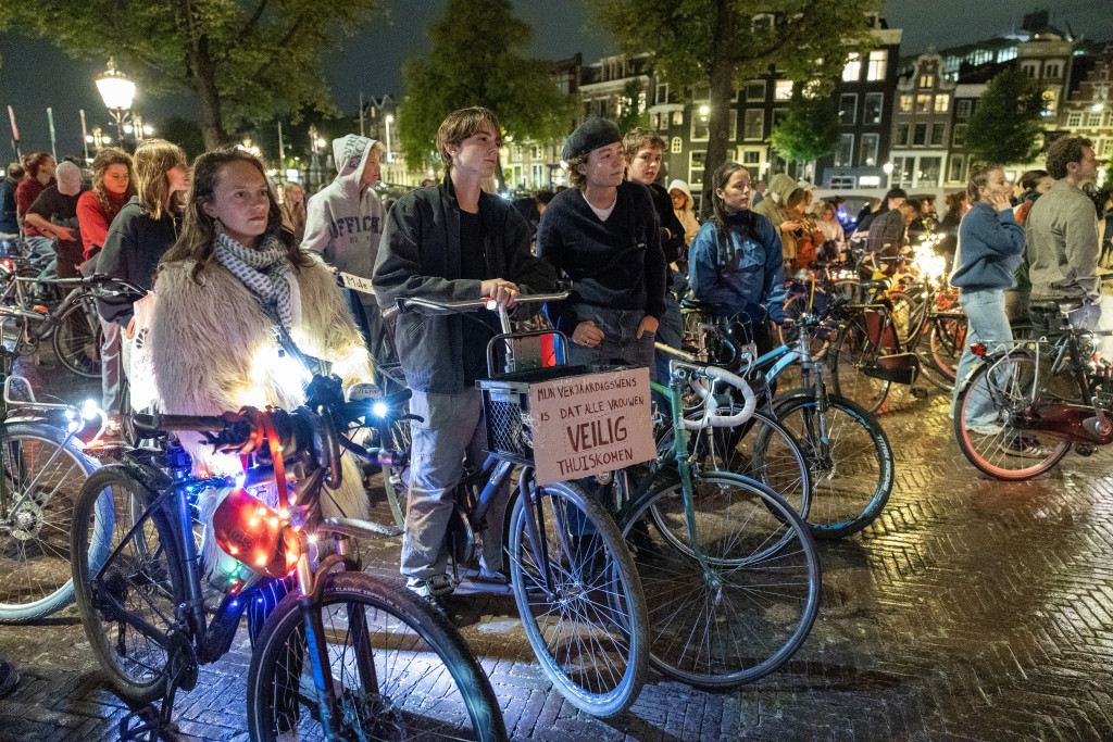 Deelnemers aan de fietsactie 'De nacht is ook van ons' verzamelen voor de Stopera in het Amsterdamse centrum.
