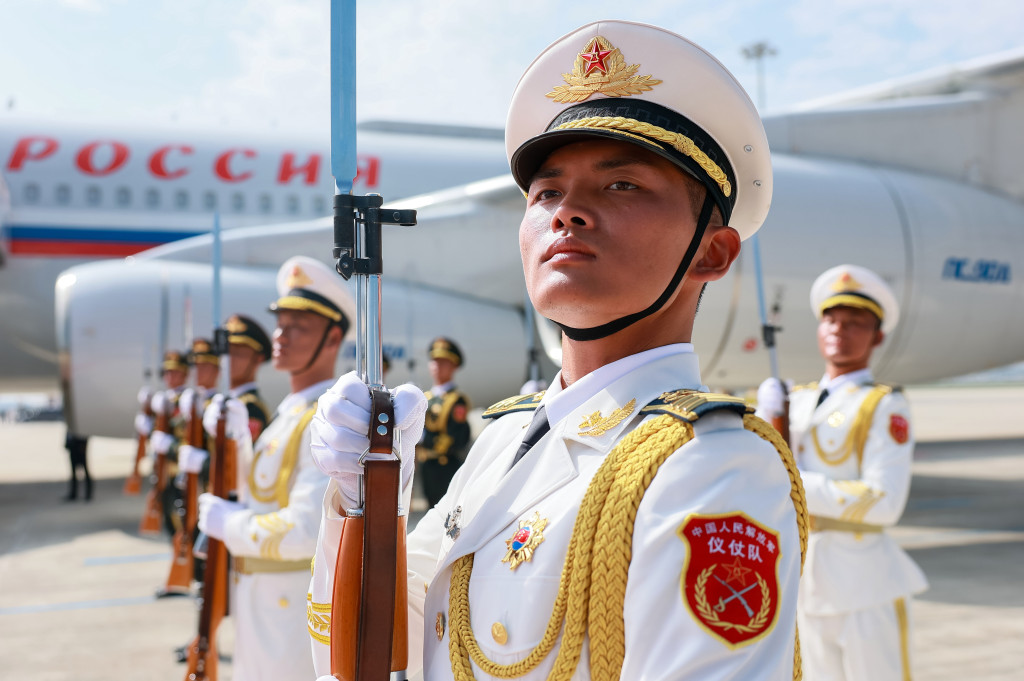 Poetin komt aan in China.