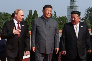 Xi Jinping met Vladimir Poetin en Kim Jong-un.