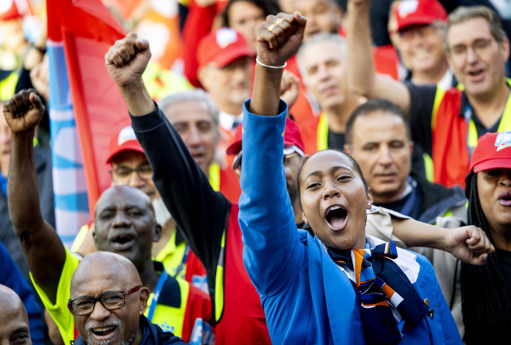Grondpersoneelsleden van KLM tijdens een werkonderbreking uit onvrede over een cao-akkoord dat KLM sloot met drie andere vakbonden.