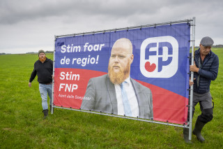 Lijsttrekker Aant Jelle Soepboer voert campagne voor de Fryske Nasjonale Partij.