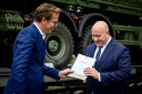Staatssecretaris Thierry Aartsen (Openbaar Vervoer en Milieu) ontvangt op het rangeerterrein Raccordement ’t Harde de ‘impactanalyse Weerbaarheid en Militaire Mobiliteit van het Nederlandse spoor’ van Christophe van der Maat, voorzitter van het Overlegorgaan Fysieke Leefomgeving (OFL).