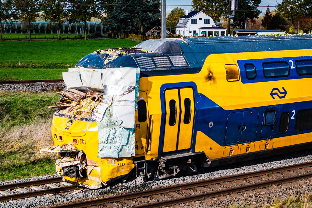 De ravage na het ongeluk bij de spoorwegovergang nabij Meteren.