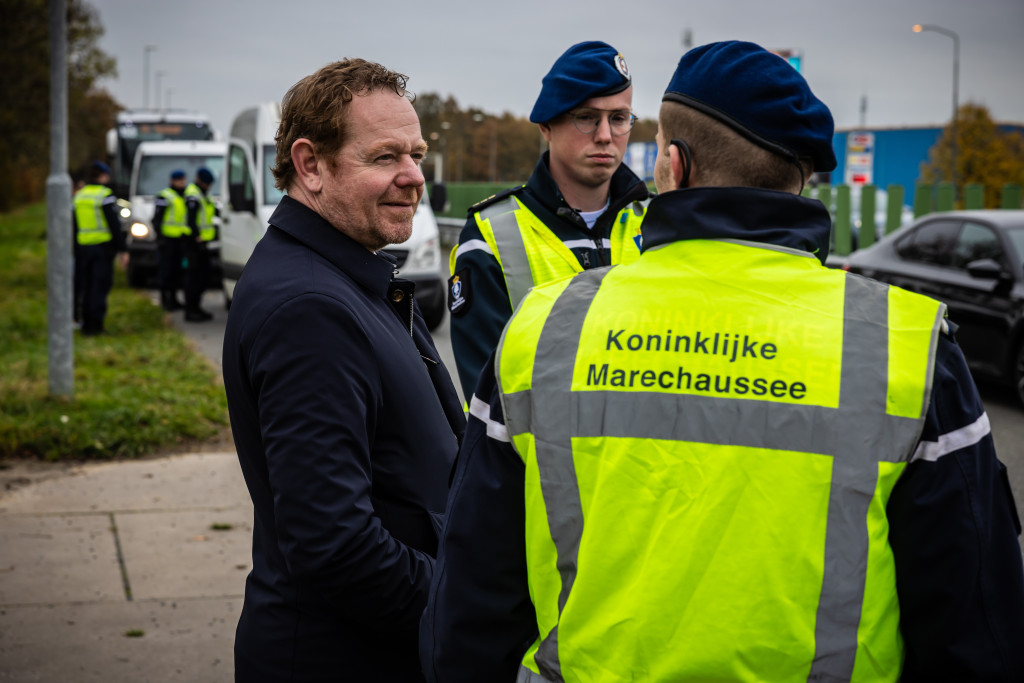 Demissionair minister van Buitenlandse Zaken en van Asiel en Migratie David van Weel bezoekt een grenscontrole van de Koninklijke Marechaussee.