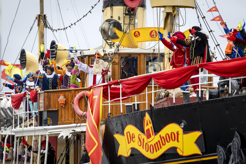 Sinterklaas komt aan met de stoomboot in de haven.