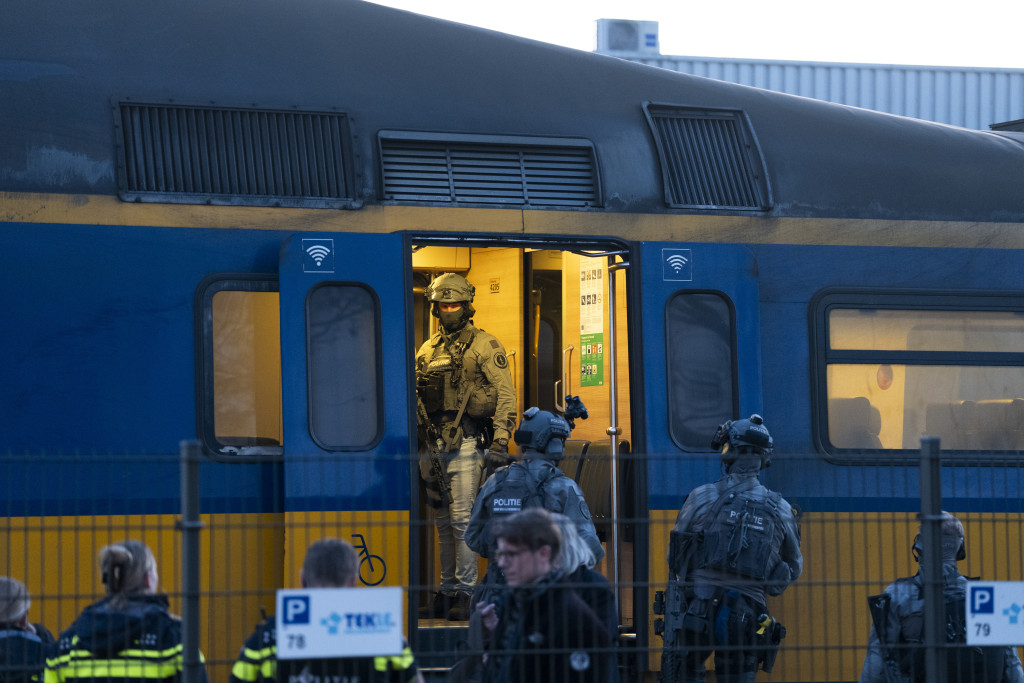 Reizigers worden uit de trein gehaald en gefouilleerd.