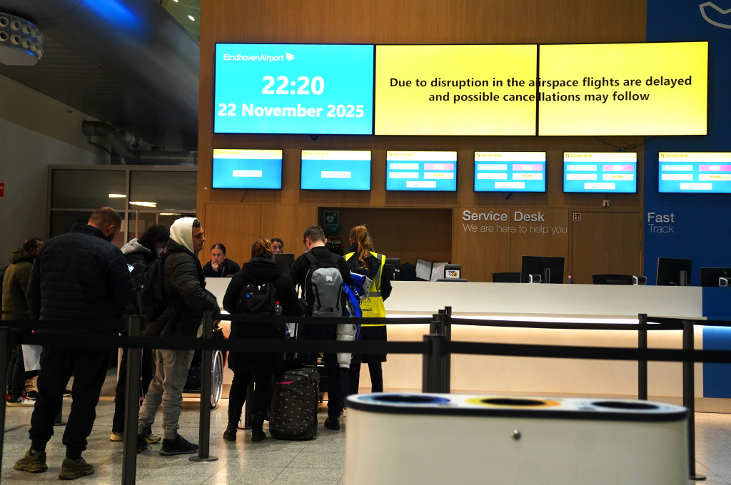 Het vliegverkeer van en naar Eindhoven is stilgelegd, nadat bij het vliegveld meerdere drones waren gesignaleerd.